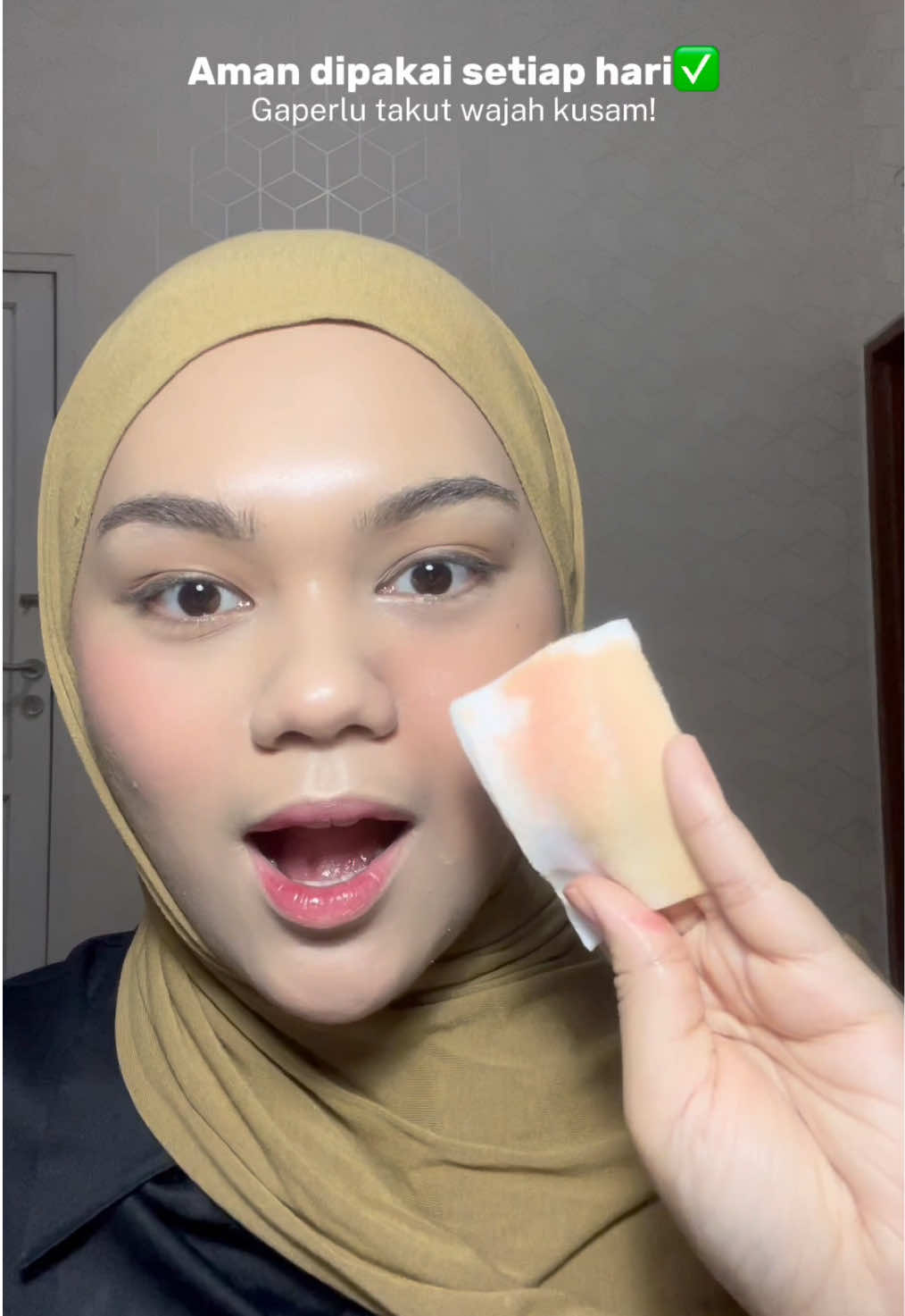 sekarang lagi sering banget pake exfoliant micellar dari elumorr!! karna bikin kulit jadi kerasa bersiihh bgt #OneSwipeGlow #micellarwater