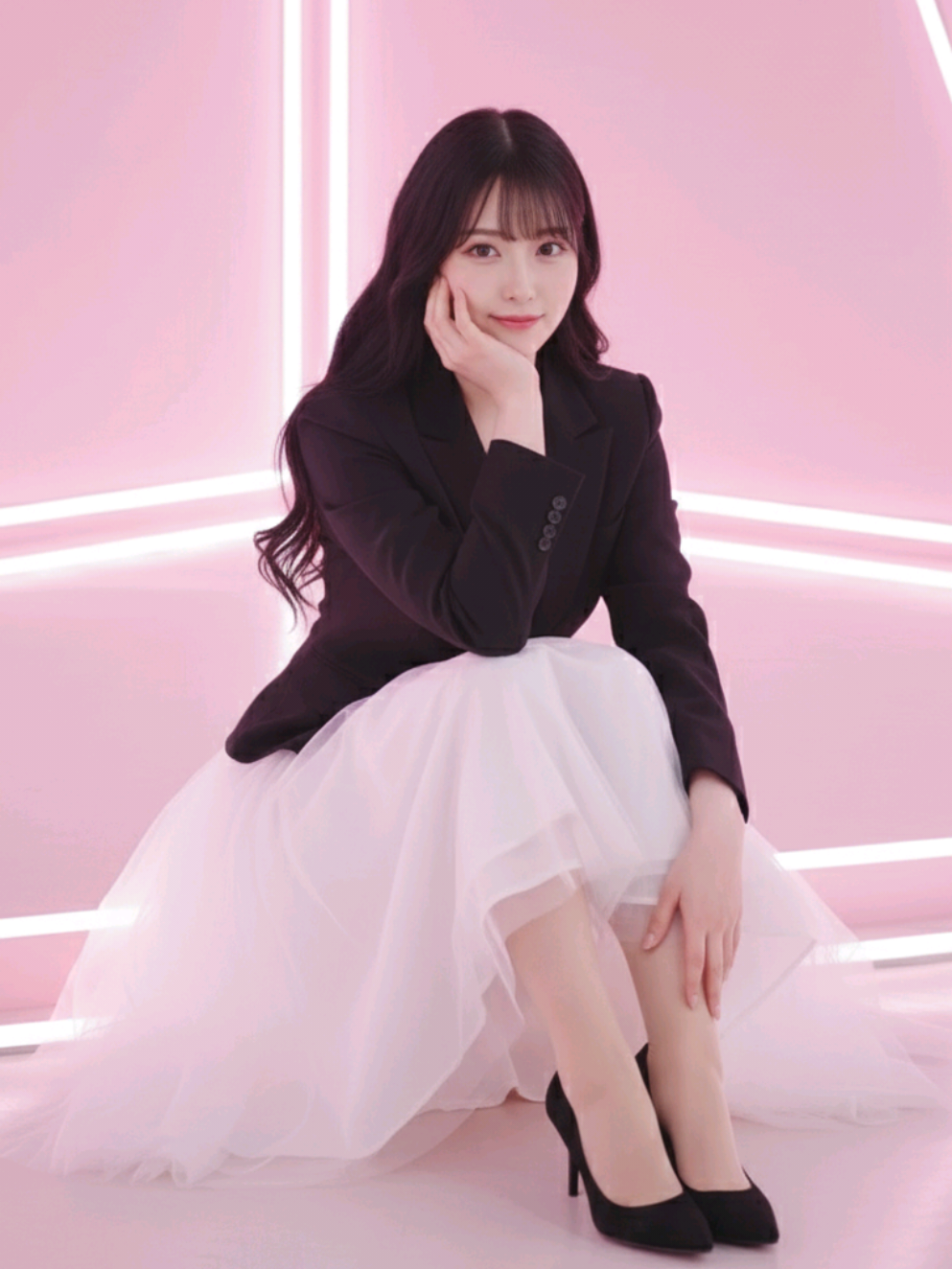 Prompt Ai Wanita di ruangan warna pink Buatkan gambar, wajah harus sesuai foto, jangan merubah wajah foto tersebut. Seorang wanita muda cantik berambut hitam panjang bergelombang, duduk di ruangan minimalis bernuansa merah muda berlampu neon. Ia mengenakan blazer hitam yang dipadukan dengan rok tulle putih mengembang dan sepatu hak tinggi hitam. Ia berpose duduk di lantai dengan kedua kaki rapat, tangan bertumpu di pipi, memberikan ekspresi imut dan menawan. Pencahayaan studio yang lembut, estetika pastel, fotografi mode modern, suasana yang dreamy. #geminiai #fypシ゚ #fypage #fyppppppppppppppppppppppp #prompt 