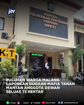 Malang, Puluhan warga Ngajum, Kecamatan Balesari, Kabupaten Malang, mendatangi Sentra Pelayanan Kepolisian Terpadu (S-P-K-T) Polda Jawa Timur untuk melaporkan dugaan praktik mafia tanah yang mengancam hak kepemilikan lahan perkebunan tebu dan kopi milik warga setempat. Salah satu korban, Ponidi, mengungkapkan bahwa tanah miliknya yang telah dikuasai lebih dari 30 tahun dan memiliki sertifikat hak milik sejak 1993, tiba-tiba muncul sertifikat baru pada 2024 atas nama orang lain tanpa adanya pemberitahuan dari pihak Badan Pertanahan Nasional (BPN) Kabupaten Malang. Sementara itu, Batin, salah satu korban lainnya, mengaku bahwa tanda tangan pada tanah akta otentik surat hak miliknya telah dipalsukan, dan muncul sertifikat baru atas nama M-S-E dan M-D-Z, yang diduga salah satunya merupakan mantan anggota dewan Kota Malang. Akibat praktik mafia tanah ini, setidaknya 20 warga yang memiliki Sertifikat Hak Milik (SHM) kini mendapati adanya sertifikat ganda atas tanah mereka dengan total luas mencapai 76 hektar. Laporan ini telah diterima oleh Polda Jatim dan akan dilakukan penyidikan lebih lanjut untuk mengidentifikasi pelaku utama serta memastikan apakah masih ada korban lain yang SHM-nya telah dipindahtangankan atas nama orang lain. #malangkipa  #mafiatanah  #praktikmafiatanah  #laporanwarga  #poldajatim 