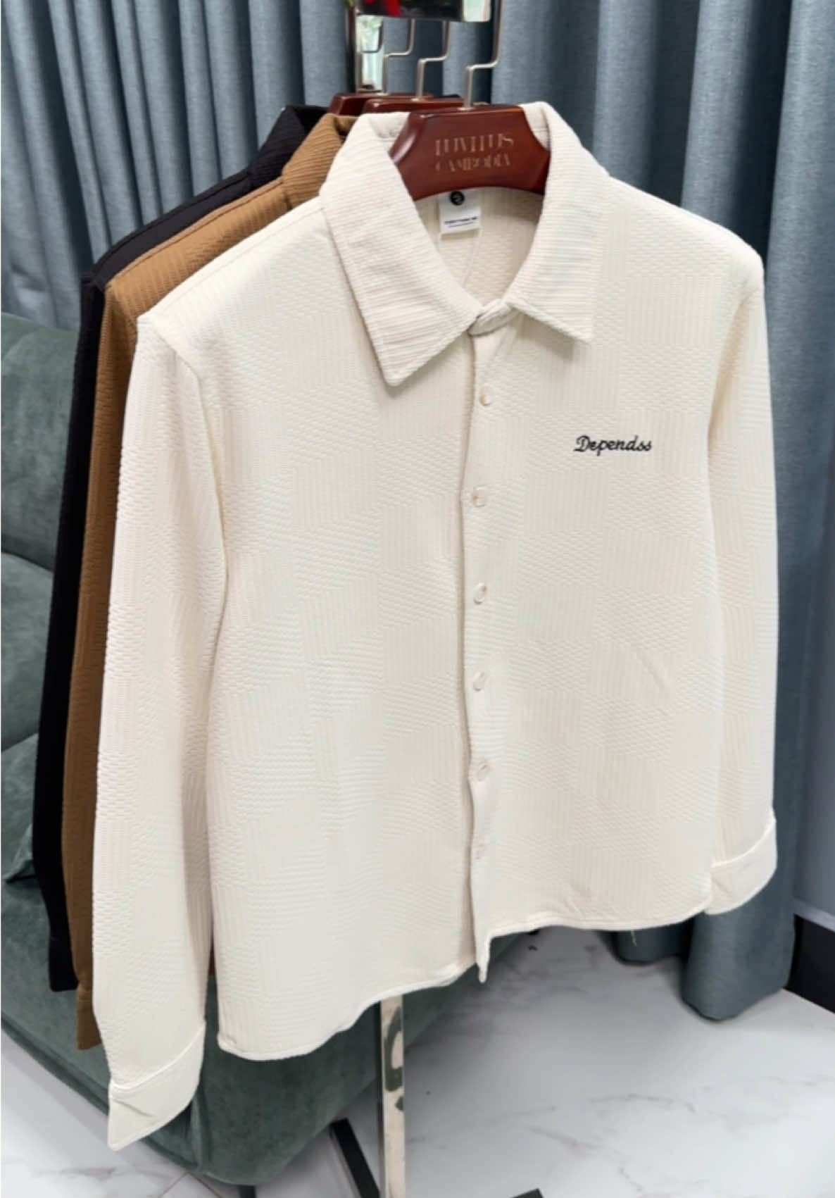 អាវសាច់ក្រណាត់ដៃវែងចូលស្តុកថ្មីបងៗ🔥 •• Long sleeve shirt new arrival •• • Size : M / L / XL / 2XL / 3XL • ខ្នាតoversized  • ប្រភេទសាច់ទន់ត្រជាក់ មិនហប់ មិនស្គៀប ស្រួកពាក់បងៗ