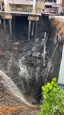 🚨 Impresionante en Bangkok 🚨 Un socavón gigante se abrió frente al Hospital Vajira tras el colapso de un túnel del metro. No hubo víctimas, pero el área fue evacuada por seguridad. #Bangkok #Sinkhole #BreakingNews #Metro #Socavón #Noticias #Viral 