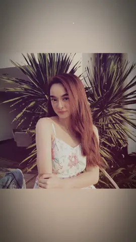 Kaity Nguyễn – cô gái nhỏ nhắn sinh năm 1999, mang trong mình hai dòng máu Việt – Mỹ, bước vào điện ảnh như một “cơn gió lạ” khiến khán giả bất ngờ phải ngoái nhìn. Chỉ mới 18 tuổi, cô đã “gây chấn động” với vai chính trong Em chưa 18, một cú nổ phòng vé giúp cái tên Kaity vụt sáng và trở thành “gương mặt vàng” của màn ảnh Việt. Nhưng Kaity không dừng ở danh xưng “hot girl điện ảnh”, cô liên tục biến hóa qua nhiều dự án: từ Hồn papa da con gái giàu cảm xúc, đến Tiệc trăng máu gai góc và loạt phim trong vũ trụ Gái Già, nơi cô thử sức với sự trưởng thành và cá tính mới.#kaitynguyen#xh#viral#Capcut 