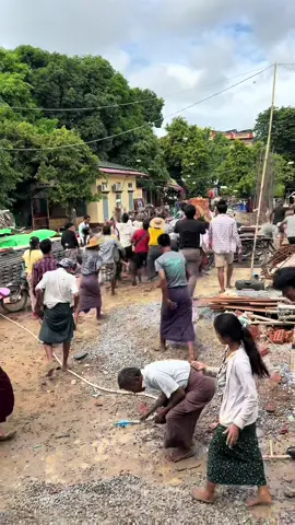 ကျောင်းဝင်းထဲ ရွှေမိုးငွေမိုးရွာ #မြင်ပါများပီးချစ်ကျွမ်းဝင်အောင်လို့🤒🖤 #fypシ 