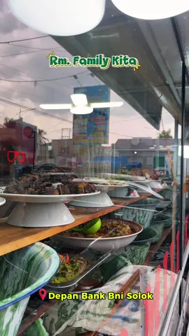 Siang ko Damin makan di Rm.Famili Kita Di mungko Bank Bni Solok, Salah Satu tampek makan favorit Damin mah sanak... #kotasolok #kuliner #2025 #solokuliner #rumahmakanpadang 