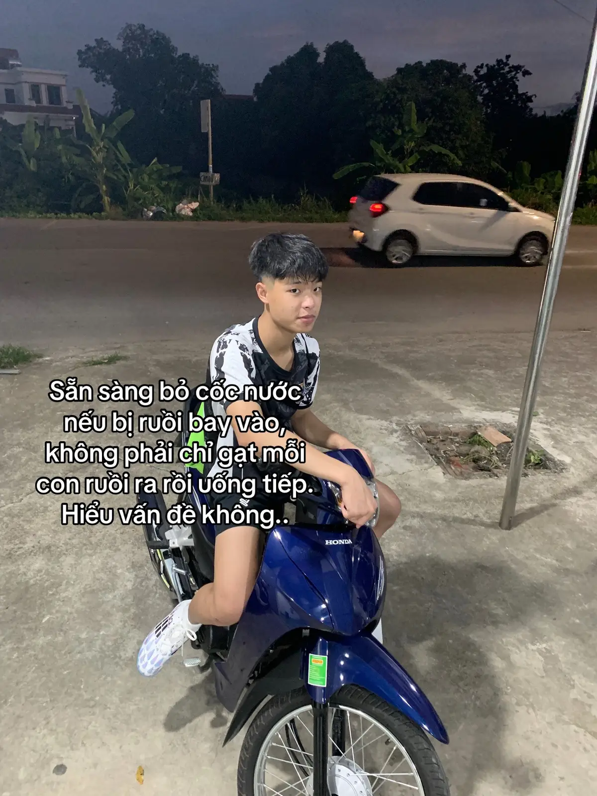 Sẵn sàng bỏ cốc nước  nếu bị ruồi bay vào,  không phải chỉ gạt mỗi  con ruồi ra rồi uống tiếp. Hiểu vấn đề không.. #xuhuongtiktok 