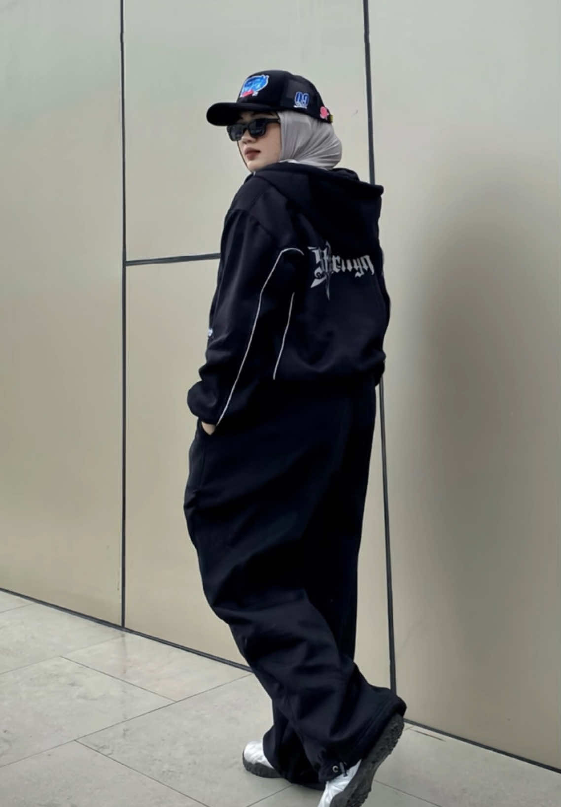 Menyala sekalii Hoodie & Baggy pants dari @offline appareL. 🥶🔥 #hoodiemenyala #fitspo #outfitideas #outfitinspo 