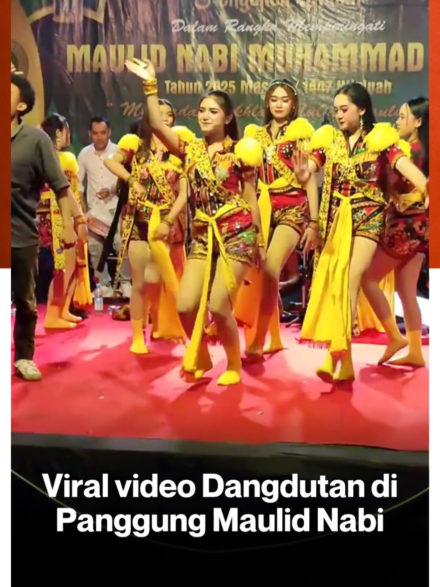 Video pertunjukan tarian di panggung peringatan Maulid Nabi Muhammad SAW menuai kecaman keras dari warganet. Dalam video yang beredar, terlihat penari dan penonton berjoget ala dangdutan di acara yang seharusnya penuh kesakralan dan penghormatan. Sumber : Berbagai Aset : TT/@gatenktjr #AyoNobarBTV #videodangdutan #panggung #maulidnabi 