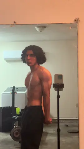 I need to start doing weighted dips. #gym #GymTok #hololive #cosplayer #cosplay 