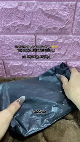 #tiktokshop #fypシ゚viral #irohada #frecklecream #fyp IROhada 377 freckle cream Krim pencerah dan pudarkan jeragat ❤️🤩