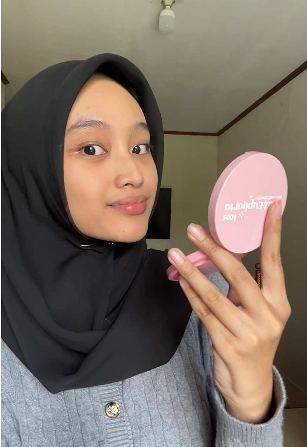 Pake matt-euphoria pressed powder from @Icos Cosmetics Shop so cute! 💗 #mattepowder #twowaycake #compactpowder #icosyou 