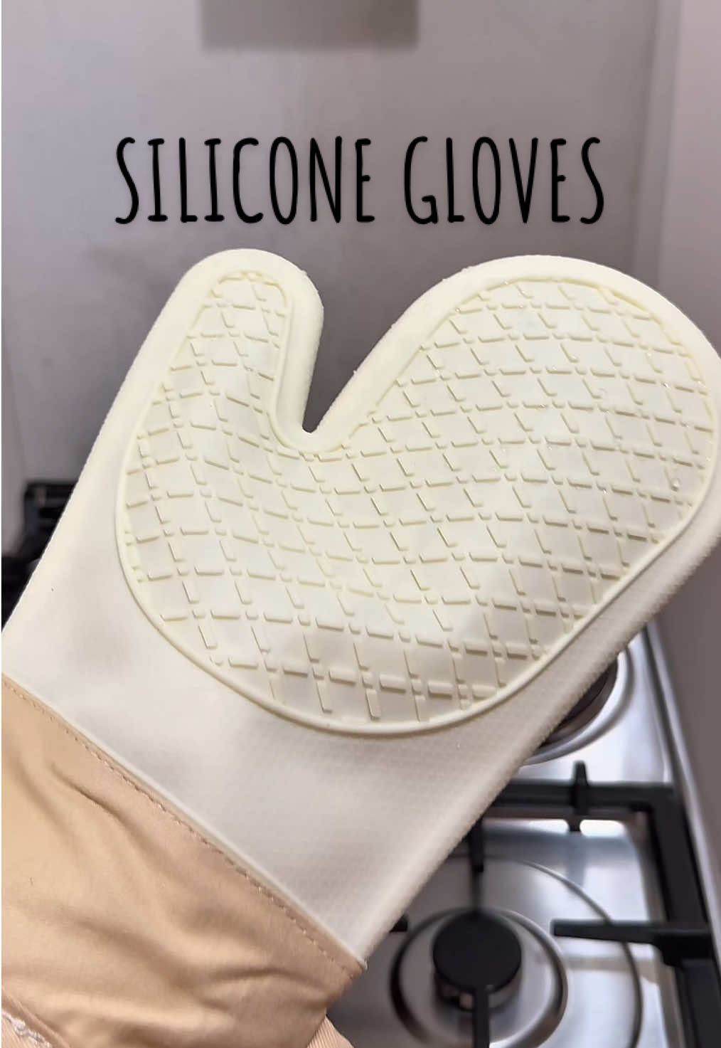 No more paso moments! 🔥 This multi-purpose kitchen gloves can do it all — carry hot pots, lift pot lids, retrieve from microwave, even grab food from boiling water! Stylish, safe, and easy to clean — perfect for every kitchen. 🍳✨ #KitchenGloves #CookingGloves #KitchenHacks #SiliconeGloves #fyp 