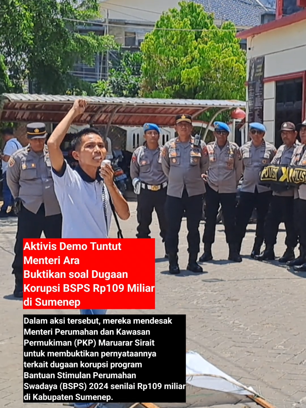 Demo GPM dan KLK Tuntut Menteri Ara Buktikan Dugaan Korupsi BSPS Rp109 Miliar di Sumenep SUMENEP, LensaMadura.com – Gerakan Pemuda Madura (GPM) dan Komunitas Laknat Koruptor (KLK) menggelar aksi demonstrasi di depan Kantor Dinas Perumahan Kawasan Permukiman dan Perhubungan (Disperkimhub) Sumenep, Rabu, 24 September 2025. Dalam aksi tersebut, mereka mendesak Menteri Perumahan dan Kawasan Permukiman (PKP) Maruarar Sirait untuk membuktikan pernyataannya terkait dugaan korupsi program Bantuan Stimulan Perumahan Swadaya (BSPS) 2024 senilai Rp109 miliar di Kabupaten Sumenep. “Pernyataan publik tanpa bukti konkret hanya akan menimbulkan keresahan dan ketidakpercayaan. Kami menuntut bukti nyata, bukan sekadar isu politik,” ujar ketua GPM Syaiful Bahri dalam orasinya. Massa aksi menilai pernyataan Menteri Ara berpotensi dijadikan komoditas pencitraan politik. Mereka juga mendesak penegakan hukum yang transparan dan akuntabel, tanpa intervensi kepentingan tertentu. Dalam pernyataan sikapnya, GPM dan KLK menyampaikan lima tuntutan: 1. Menteri Ara diminta segera membuktikan dugaan korupsi BSPS 2024 Rp109 miliar di Sumenep dengan data dan fakta yang valid. 2. Menteri Ara tidak menjadikan isu tersebut sebagai bahan pencitraan politik. 3. Kejaksaan Agung segera mengusut tuntas kasus BSPS 2924 di Sumenep secara profesional tanpa pandang bulu. 4. Presiden diminta mengevaluasi kinerja Menteri Ara, yang dinilai kurang hati-hati dalam menyampaikan pernyataan publik. 5. Kasus BSPS tidak dijadikan panggung politik dan harus bebas dari intervensi. “Kami akan terus mengawal isu ini. Korupsi adalah musuh bersama, tapi penanganannya harus dilakukan dengan cara yang benar dan bertanggung jawab, bukan sebagai alat agenda politik,” kata ketua KLK Miftahul Arifin. Aksi unjuk rasa tersebut berlangsung singkat. Massa hanya menyampaikan aspirasi mereka tanpa menemui pejabat di kantor Dinas Perkimhub, lalu membubarkan diri dengan tertib. (*) #sumenep #beritasumenep #bspssumenep #maruararsirait #menteripkp 