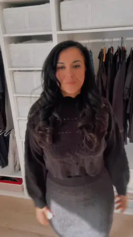 ✨ Halara Outfit Inspiration 🖤 ✨ Heute zeige ich euch meinen neuen Look von @Halara Damenmode – elegant, cozy und perfekt für kalte Tage ❄️ 🛍️ Produkte im Video: 	•	High Waisted 2-in-1 Sweater Skirt 🖤 Black | Size L (Regular) 👉 ID: 02882893 	•	Mock Neck Bishop Sleeve Sweater 🖤 Black | Size L 👉 ID: 02659892 💖 Mit meinem Code nurten0161 spart ihr 20% auf reguläre Ware 💖 Mit nurten5off gibt es 5% extra auf reduzierte Artikel   Werbung  ⸻ #halara #halara_de #halaracode2025 #halarafashion #halaracode 