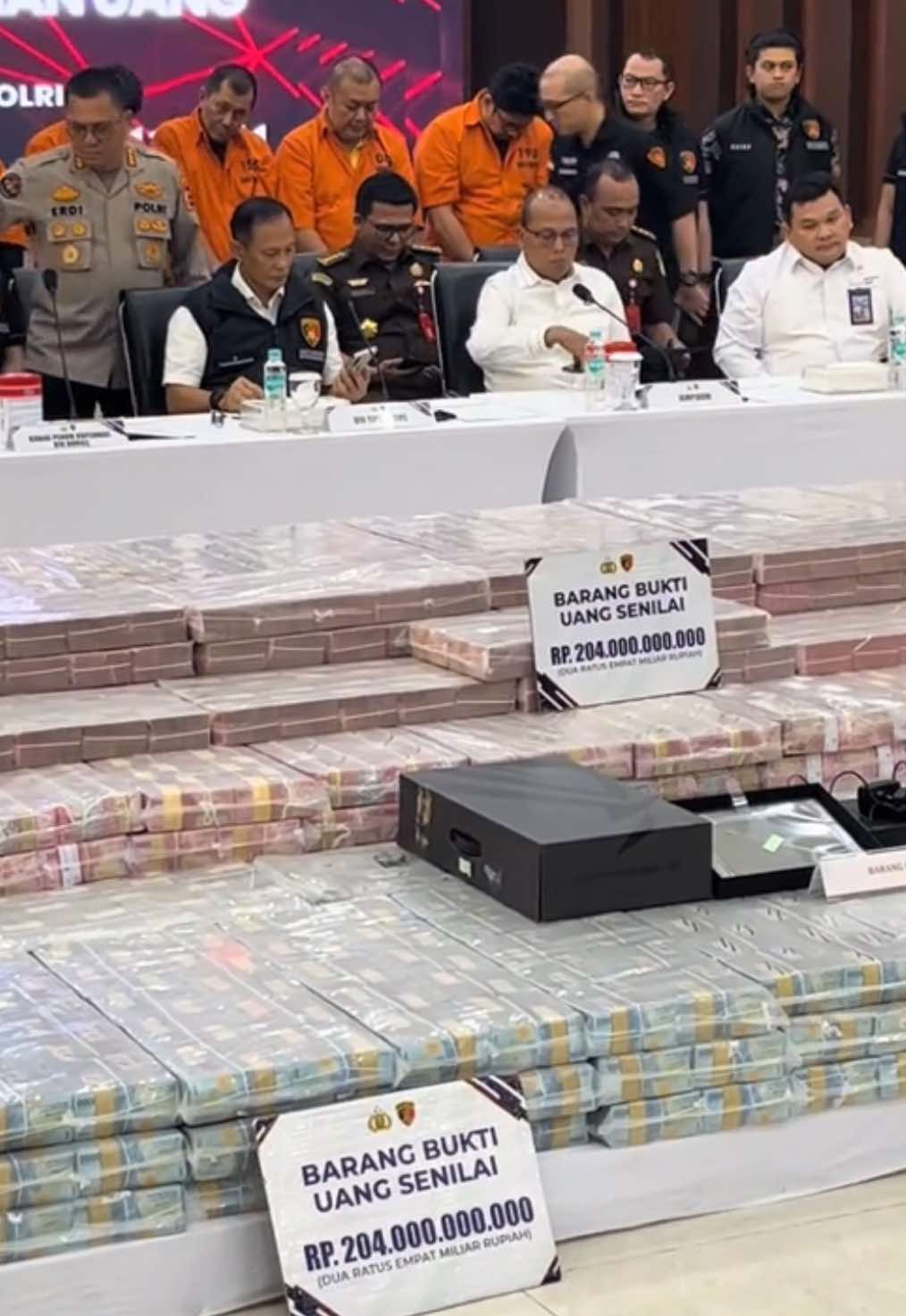 Inilah penampakan uang Rp. 204 miliar yang ditampilkan di Bareskrim Polri pada Kamis (25/9), ini merupakan barang bukti yang disita oleh Polisi terkait kasus pembobolan rekening dormant di cabang Bank BNI di Jawa Barat.  Dalam perkara ini telah ditetapkan 9 tersangka.  Para pelaku merupakan jaringan pembobol bank.  Dari sembilan pelaku yang telah ditetapkan, ada dua pelaku yakni C alias Ken dan Dwi Hartono yang terlibat dalam kasus pembunuhan kacab bank, Muhammad Ilham Pradipta. #tppu #kasuskriminal #tindakpidana #pencucianuang #pembobolbank 