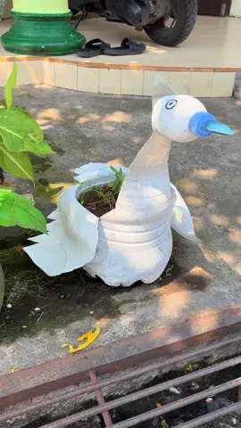 Pot bentuk angsa dari Galon leminerale.. 🤣🤣 #galonleminerale  #leminerale  #daurulang  #recycle  #barangbekas 