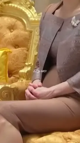 กลายเป็นท่าประจำไปแล้ว 🤝💜 #HMSV #Queensuthida #สมเด็จพระนางเจ้าสุทิดา #พระราชินีสุทิดา  