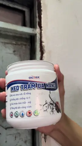 Khe hở này nước mưa thấm dột vào. Lau nhà. Ảnh hưởng nhà ở lắm. Thử dùng keo trám đa năng của dura nha ace #thaotien0504 #xh #giadung #keotramtuong #keotramdanang 