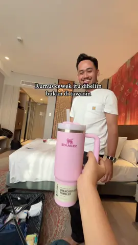 Dia tau kalo ditawarin pasti istrinyaa nolak, dan aku juga termasuk yang jarang minta sesuatu, kalau minta selalu di beliin jadi ga enak wkk  Tapi doi selalu inisiatif beliin istrinya kaya merhatiin apa yang lagi dibutuhin, liat istrinya lagi suka olahraga dibeliin tumbler, tas & jaket dan cerita kalau udah beliin. Tapi untuk tumbler pink ini bener2 no clue wkwk  Dan beneran terkejuttt karna ya sebenrnya emg aku juga pingin tapi ga berani bilang ahhaha  Love you Baba❤️