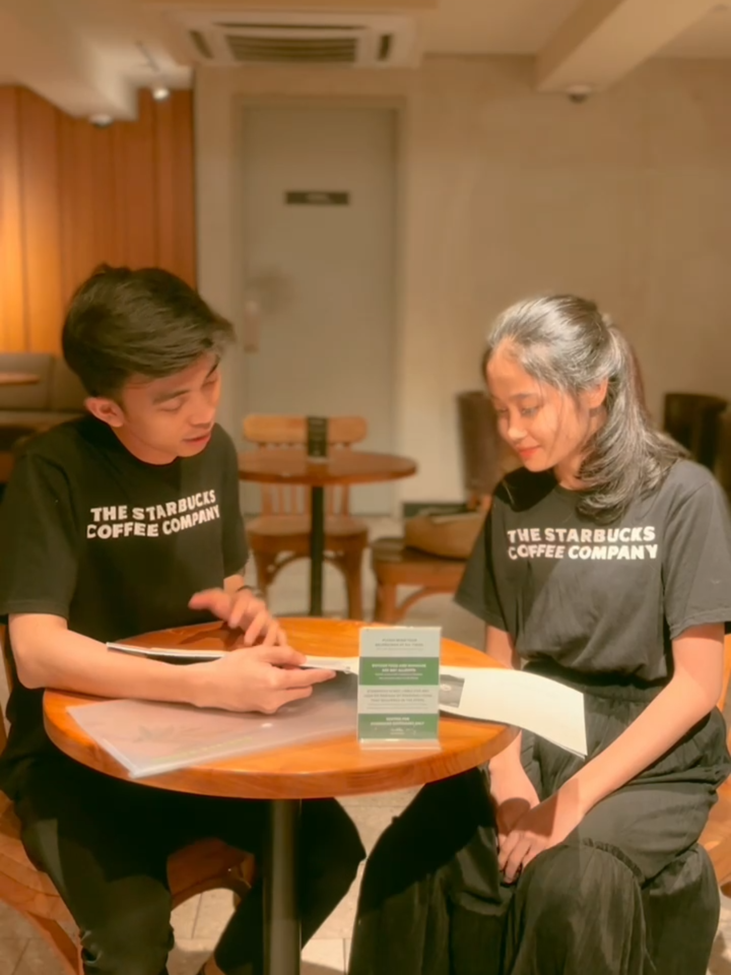 Tidak ada satu cara belajar yang sama untuk semua. 🎧👀✋ Melalui Learning Styles—Auditory, Visual, dan Kinesthetic—partners Starbucks Tanjung Duren menunjukkan bagaimana Barista Trainer bisa menyesuaikan metode agar setiap Green Bean bisa tumbuh dengan cara terbaiknya. 💚 Terima kasih @rizkians @beatricekomala