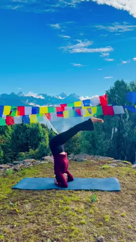 शिर्षासन केवल शरीरलाई उल्ट्याउने अभ्यास होइन, यो मनलाई भित्रतिर फर्काएर स्पष्टता र सन्तुलन पाउने कला हो। #headstand #yoga #mountain #yogeshwarimeena #yoganepal 