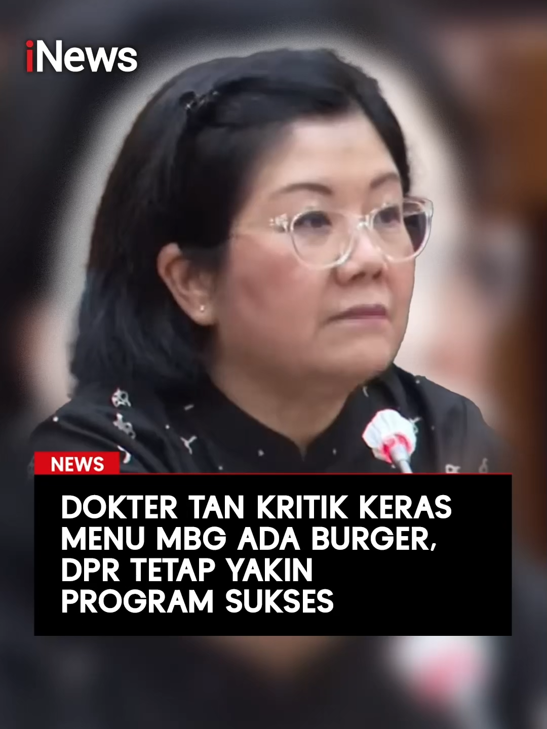 Dalam rapat dengar pendapat umum bersama Komisi IX DPR RI, ahli gizi dr Tan Shot Yen menyoroti tajam implementasi program Makan Bergizi Gratis (MBG). Ia mengaku terkejut melihat menu yang disajikan di sejumlah daerah, seperti burger dan spageti, yang menurutnya tidak mencerminkan identitas pangan lokal Indonesia. “Oh My God... masa anak-anak kita dikenalkan burger?” ucap dr Tan dengan ekspresi tak habis pikir. Menurut dr Tan, seharusnya 80 persen porsi menu MBG diisi dengan makanan berbasis lokal. Ia berharap anak Papua bisa menikmati ikan kuah asam, anak Sulawesi menyantap kapurung, dan berbagai daerah lain tetap menjaga ciri khas kuliner masing-masing. Kritik ini menjadi pengingat agar MBG tidak hanya berfokus pada angka gizi, tetapi juga memperkuat budaya pangan lokal sekaligus mengurangi ketergantungan pada bahan impor. #TanShotYen #MakanBergiziGratis #KulinerLokal #KritikDPR