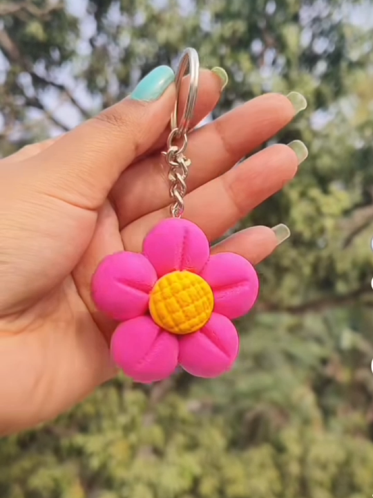 Diy beautiful flower keychain with Clay #superclay #satisfyingvideo #viraltiktok #keychain 