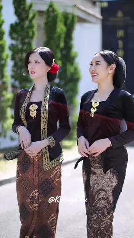 Kebaya bludru kutubaru polos vs bordir, kalian tim mana nih?  #fyp #fypシ゚ #kebaya #kebayabludru #kebayabordir 