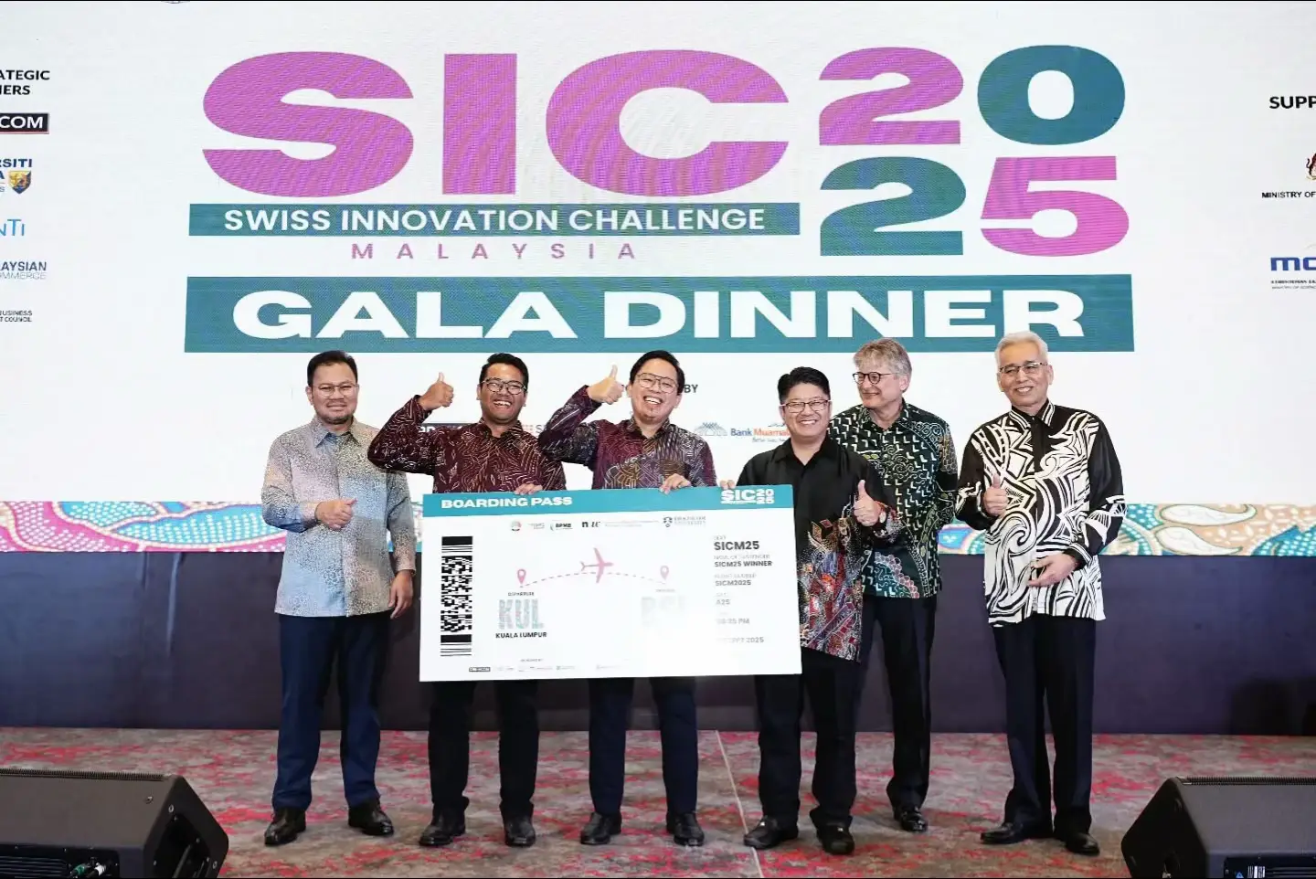 YB Datuk Ewon Benedick, Menteri Pembangunan Usahawan dan Koperasi Malaysia, telah menyempurnakan Majlis Makan Malam Gala Swiss Innovation Challenge (SIC) bertempat di World Trade Centre, Kuala Lumpur.  Bagi tahun ini lebih 250 penyertaan diterima menyertai SIC Malaysia dengan kerjasama global oleh University of Applied Sciences and Arts Northwestern Switzerland (FHNW). Penyertaan tersebut membabitkan universiti awam dan swasta, syarikat pemula serta inovator bebas dari seluruh negara. Menerusi ucapannya, YB Datuk Ewon  berkata, SIC  merupakan salah satu peluang mencungkil bakat dan juga platfom melalui bimbingan, pemadanan industri serta pendedahan pasaran antarabangsa. Beliau turut menyeru, semua pihak berkepentingan iaitu MOSTI, KUSKOP, MOHE dan Kementerian Ekonomi untuk terus menyokong inisiatif seperti SIC. Berganding mewujudkan pendekatan seluruh negara terhadap inovasi yang menyaksikan kerajaan, industri, akademia dan rakyat bergerak seiring menuju visi bersama. MAIA Sdn Bhd telah berjaya muncul selaku juara keseluruhan SIC 2025 dan bakal mewakili Malaysia ke Switzerland untuk peringkat akhir antarabangsa. SIC selari dengan Dasar Inovasi Negara dan komitmen kerajaan di bawah Rancangan Malaysia Ke-13 yang menjadikan inovasi sebagai teras pembangunan inklusif dan lestari. #KUSKOP #TaatSetia #WeMakeitHappen #MADANIBekerja #DKN2030  