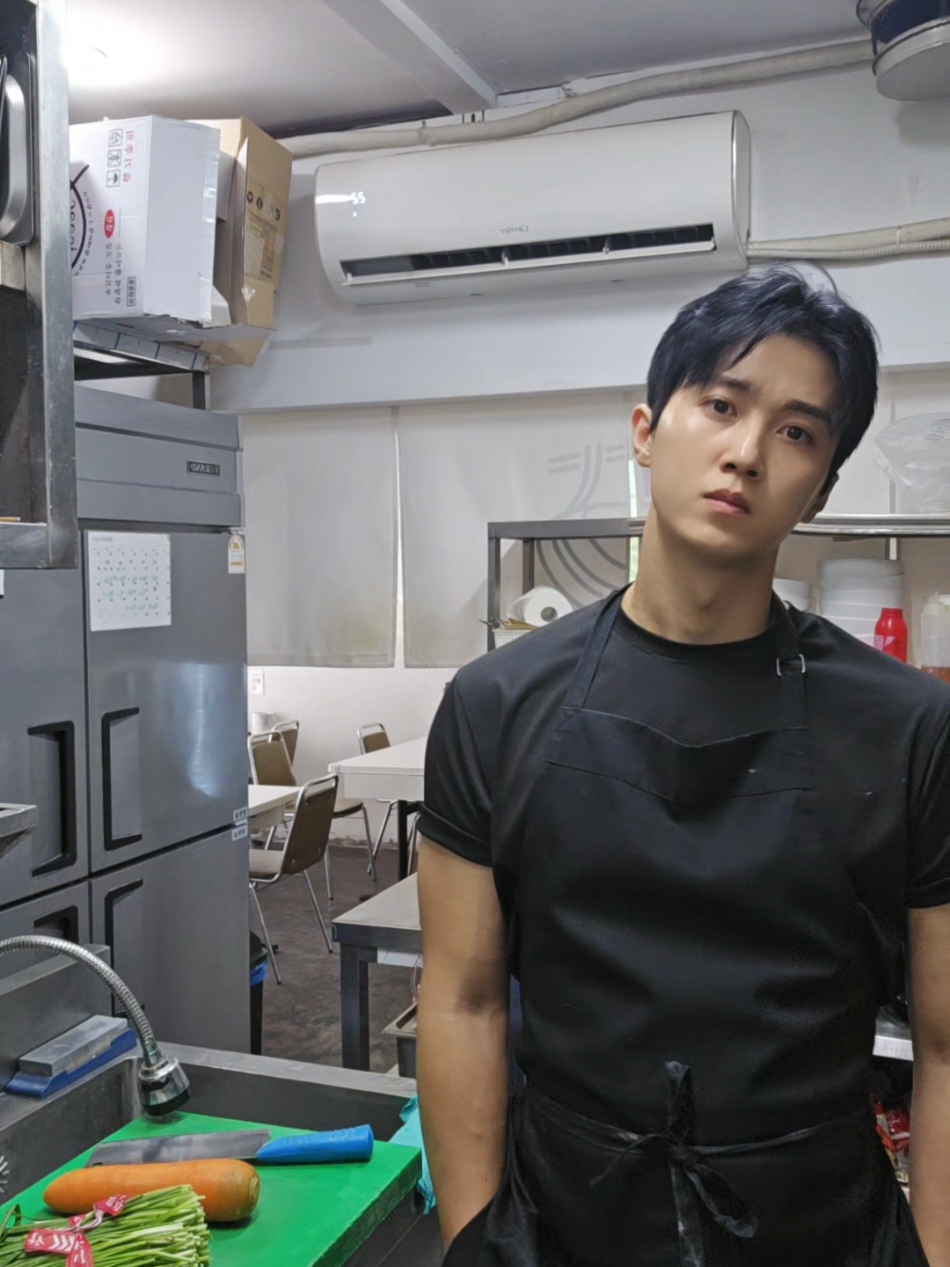 Touching the chef’s personality is a very dangerous thing. 😎😎 #댄스첼린지 #운동하는요리사 #chef #hellskitchen #korea 