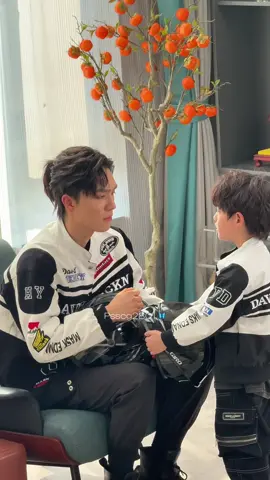 Masih ga bisa move on sama pesona bapak dn anak ini 🫶🏻🫶🏻🖤🤍 #liangsiwei #liangsiwei梁思伟 