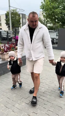 💫Locuim  aproape de creșă . Ne primește și în șlapi ! 😂😂😂😂🥹🥹😘🤗🤗🙏 #amaliaursu #vasilicaceterasu #twins #myboys #fyp 