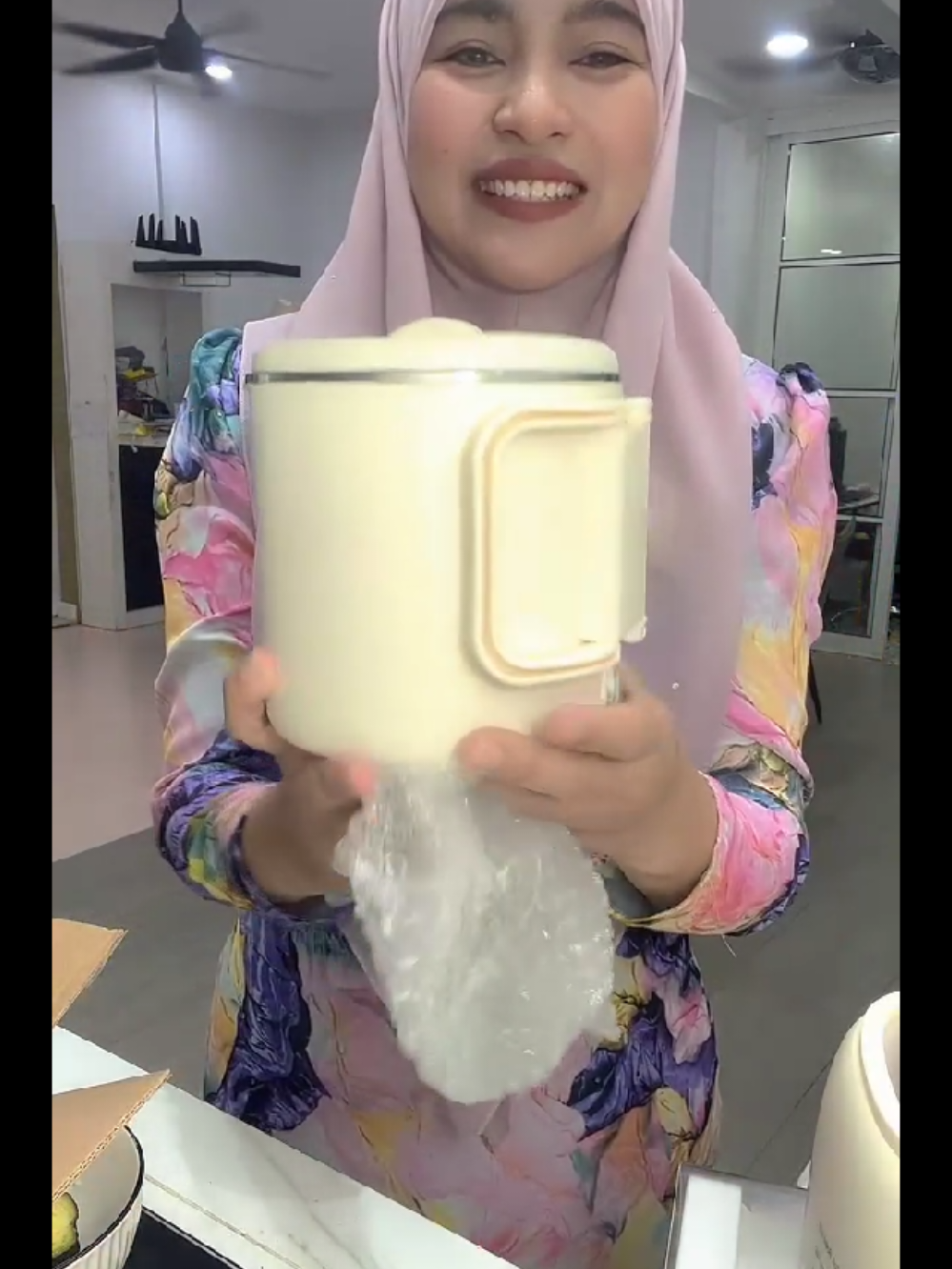 Comey kan😍 dia macam periuk masak versi kecil tau. Bukan saja boleh masak air, boleh masak macam-macam lagi... sesuai untuk bawa travel/kolej/asrama.. 