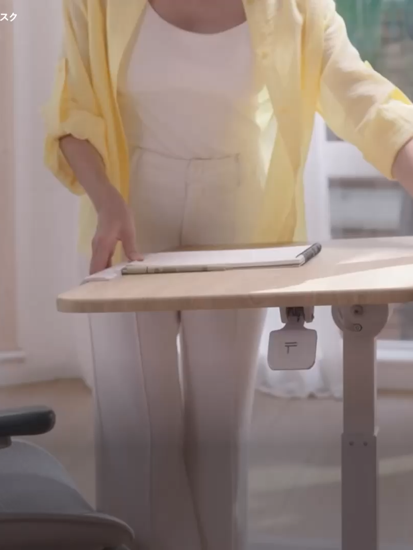 ワークデスクにもキッチンテーブルにも！ 埋め込みキャスターでスルスル運べる「SIHOO デスクD02」 SIHOO デスク 「SIHOO デスクD02」は座り・立ちの両スタイルで使えるマルチテーブル。静かにスルスル移動できる埋め込みキャスターをはじめ、使い方の幅を広げる複数の機能を搭載している。 現在クラウドファンディングサイトMakuakeにて20,299円（税込）から支援購入可能。配送は2025年11月末までを予定している。 天板の角度を90°まで調整可能 「SIHOO デスクD02」は、高さをガスシリンダーで74.5〜109.5cmで調整可能。天板の角度も0〜90°の間で調整でき、読み書き作業する際などに便利だ。 タブレットや本を置ける滑り止めストッパーも搭載している。耐荷重40kgの丈夫な作りで、大量の書籍も載せられる。 天板は汚れ防止加工が施されていて、キッチン周りでも使いやすい。折りたためば厚さ18cmの隙間にコンパクトに収納できる。 ・　・　・ 仕事にプライベートに使い倒す？