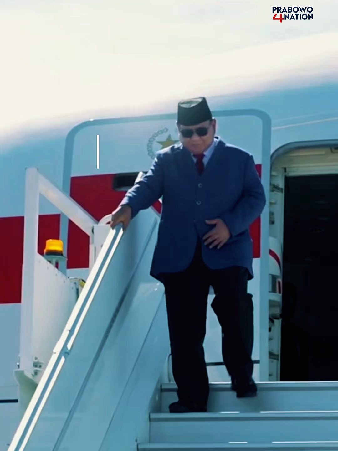 Dari New York ke Ottawa, Presiden Prabowo disambut penuh haru oleh diaspora Indonesia. Jarak ribuan kilometer tak memudarkan rasa cinta tanah air. Kemudian diterima oleh Gubernur Jenderal Kanada Mary May Simon di Rideau Hall.