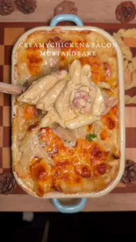 #chicken #bacon #pasta #creamy #goviral  Cremiger Hähnchen-Nudelauflauf Für die Hauptsoße 400 g Nudeln 600 g Hähnchenfilet 3 EL Butter 1 Packung Bacon (100 g), in Stücke geschnitten 4 Frühlingszwiebeln (3 in Ringe geschnitten, die 4. im Ganzen dazugeben) 2 ½ EL Senf 750 ml Rinderbrühe 40 g Parmesan, frisch gerieben 30 g Cheddar, gewürfelt oder gerieben 1 Miree  