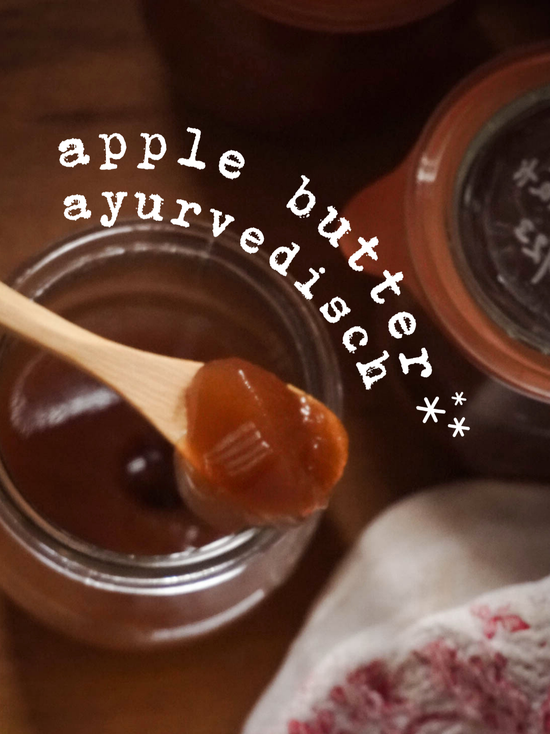ayurvedische Apple Butter REZEPT für einen 2,4l Crockpot 2 kg Äpfel 100g Rohrohrzucker oder Kokosblütenzucker 4-5 EL Zimt ½ EL Muskatnuss ½ EL Nelken (gemahlen) ½ TL Salz 100ml Flüssigkeit (Wasser, Apfelessig, Apfelsaft, je nach Geschmack) 1) Äpfel schälen, entkernen und in kleine Stücke schneiden. 2) Apfelstücke in den Slow Cooker legen. 3) Flüssigkeit dazugeben, Zucker, Zimt, Muskatnuss, Nelken und Salz über die Äpfel streuen und gut vermischen. 4) Äpfel für ca. 8-10 Stunden auf Stufe 