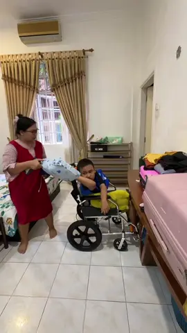 Hari Ini Rafael Sibarani Jumpa Dokter Orthopedi di Putra Jaya.. Jadi Pak Mary hantarkan skalian ada urusan yg harus di selesaikan di Putra Jaya.. MOhOn SHARE guys 😭 Sebab Malam ini kita akan tutup D0n4s! Beginilah keadaan Tulang belakang Rafael Sibarani bereni Manurung.. Dokter Menyarankan agar jangan banyak kali diangkat2 sebab Bahagian tulang utama dia sudah Menekan keluar yg membuat dia semakin kesakitan.. Dulu hanya bisa terbaring,sekarang berbaring pun harus mengiring dan selalu merintih sebab Tumor dan kanker terus menghajar tubuh kecil nya.. Belum lagi dia harus pakai Kateter sepanjang Masa kemana pun 😢 saat aku tanya dia mau apa “Ayah jangan pulang,Aku mau Ayah disini bersama ku” katanya. “Kalau apa2 jadi sama ku Ayah & Bunda ,aku ingin pastikan Melihat wajah kalian terakhir kali nya.. Please jangan Jauh2 dari ku,dan jangan tinggalkan aku 🙏🏻” Tapi biaya kita nanti gak cukup EL kalau Ayah dan bunda harus selalu bersama dengan mu.. Gimana cari makan kita EL dan adik2 mu masih kecil kami tinggalkan..😢 “Nanti abang EL buat video minta bantuan sama Abang,kakak ,Onti dan Uncle diluar sana buat nolongin bagi rezeki buat beli makan kita “ Kami hanya bisa terdiam.. Bagi EL kekuatan yg utama adalah Orangtua yg dia cintai.. Dia Terlihat EGO,tapi rasa sakit itulah yg membuat dia tak mau jauh dari mereka walau apapun alasan nya.. Ayah & Bunda diluar sana,EL sangat butuh uluran tangan untuk tindakan operasi secepat nya,sebab tulang belakang EL sudah kelihatan menekan keluar 😢 Berapa pun itu sangat berharga utk abang EL 🙏🏻  (Close 🙏) Terimakasih Orang2 Baik yg terus mendukung perjuangan EL,Biarlah Tuhan yg membalas semua kebaikan dan Memberkati semua pekerjaan tangan Onti & Uncle dijadikan Berhasil..Amin #fyp #cancersurvivor 