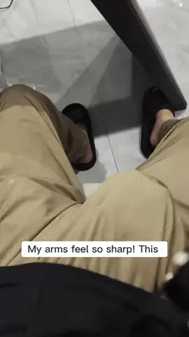 l can only hold on for 10 seconds#workoutyourarms 