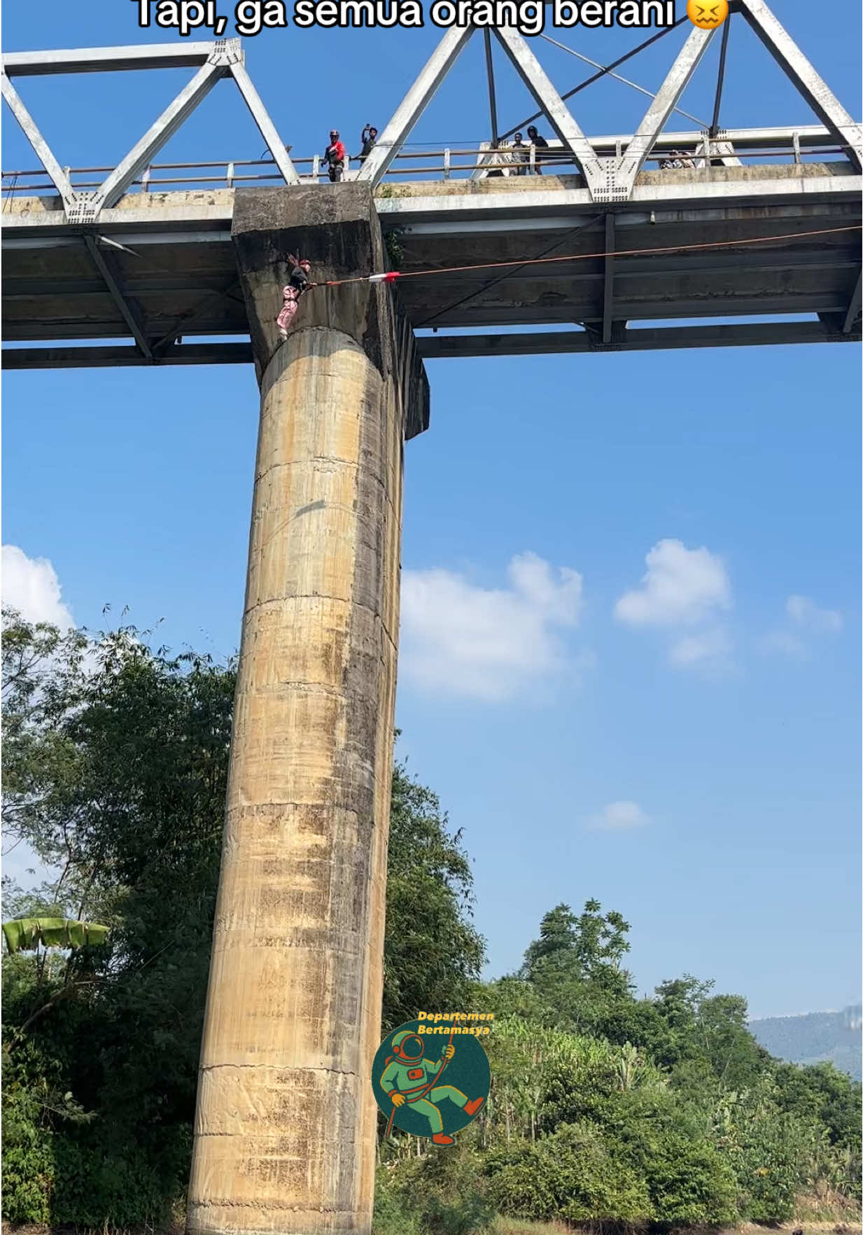 Ropejump Jembatan lama Rajamandala Rasakan sensasi jantung berdebar sesaat sebelum melompat, kali ini kamu akan diajak melompat dari jembatan setinggi 30 meter penghubung antara Kab. Bandung Barat & Kab. Cianjur Harga ketemu di lokasi 300 Pemberangkatan Jakarta 550 Buang ragumu, kemasi pakaianmu dan bergegaslah! Informasi/Reservasi chat minsa ke whasap 0851‑8322‑9677 #ropejumping #ropejump #ropejumprajamandala #adrenalinerush #adrenalineaddicts    