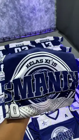 Rekomendasi yang mau bikin jersey couple sekelas nih kak, contoh ini orderan dari smanik 9 Manado , kece kan?  . #kaoskelasan #sablonmenyala #kaoskelascustom #customkaos #kaoskelaskece 