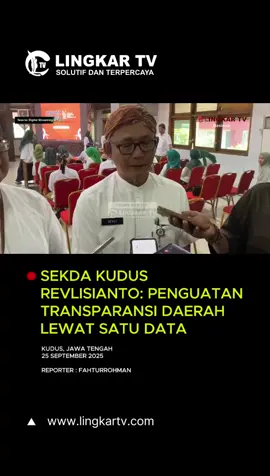 Pemkab Kudus Teken Komitmen Satu Kata Satu Data untuk Perkuat Validitas Data Kudus, 25 September 2025 – Pemerintah Kabupaten Kudus resmi menandatangani komitmen Satu Kata Satu Data yang digelar di Sekretariat Daerah pada Rabu (25/9/2025). Kegiatan ini dihadiri seluruh Organisasi Perangkat Daerah (OPD), Badan Pusat Statistik (BPS) Kudus, dan Dinas Komunikasi dan Informatika (Diskominfo) Kudus sebagai upaya memperkuat budaya pengelolaan data yang akurat, valid, dan dapat dipertanggungjawabkan. Dalam forum tersebut, Bappeda Kudus ditetapkan sebagai sekretariat, sementara Diskominfo Kudus berperan sebagai walidata. Adapun BPS Kudus bertindak sebagai pembina data yang memastikan setiap OPD menyajikan statistik sektoral terintegrasi dengan data dasar hasil sensus maupun survei. Sekretaris Daerah Kudus, Revlisianto Subekti, menegaskan program Satu Kata Satu Data menjadi agenda strategis dalam memperkuat transparansi pembangunan di daerah. Sementara itu, Kepala BPS Kudus, Eko Suharto, menjelaskan forum ini akan mendorong OPD memperbarui data secara berkala . “Melalui forum satu data, setiap OPD didorong menyediakan statistik sektoral yang terhubung dengan statistik dasar. Dengan begitu, data publik dapat diakses masyarakat secara valid, terukur, dan transparan,” jelasnya. Pemkab Kudus optimistis, kolaborasi lintas OPD, BPS, dan Diskominfo akan melahirkan satu sumber data yang akurat. Langkah ini diharapkan menjadi dasar pengambilan kebijakan pembangunan yang tepat sasaran serta bermanfaat bagi seluruh masyarakat Kudus. #kudus #berita #jateng #lingkartv #beritaterkini