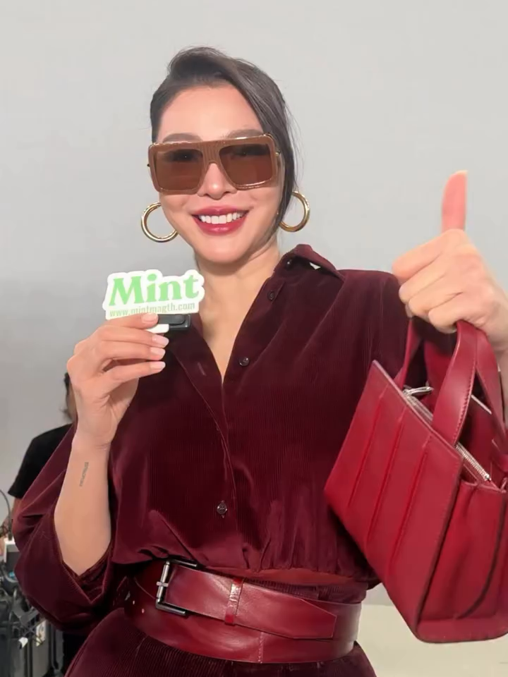 แดงเด่นมาก! #MintReports อยู่กับสาว #ฝ้ายพีรญา ที่เดินทางมาร่วมชมแฟชั่นโชว์ Max Mara คอลเล็กชั่น Spring Summer 2026 ที่จัดขึ้นในวันนี้ ณ กรุงมิลาน ประเทศอิตาลี พร้อมขอ 3 คำให้กับวันนี้ และเก็บความสวยมาให้เหล่าแฟนๆ ชมกัน 💚 PERAYA X MAXMARA MFW #MaxMaraxFaye #FayePeraya #MaxMara #MaxMaraSS26 #MintMagTH