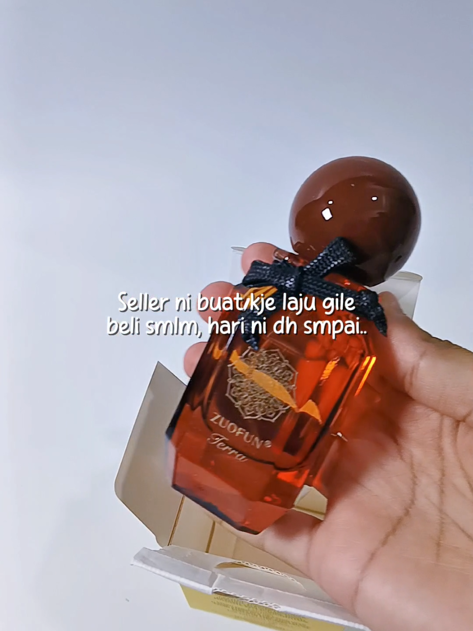 Perfume ni bau dia lembut, wangi semerbak, tapi tak pening kepala. Macam masuk kedai arab version soft 🤍  #perfumemurah #perfumeviral #perfumetahanlama #minyakwangi #produkviral 