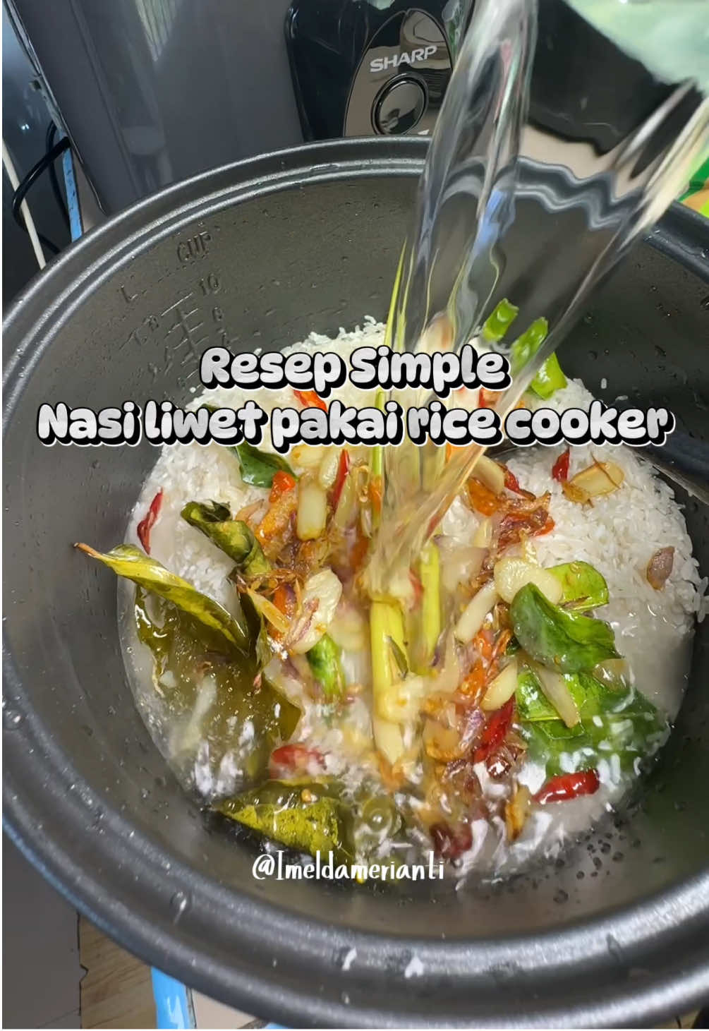FYI: Disini aku masaknya gaa pake teri, karena memang tidak suka yaa, aku lebih suka nasi liwet yang polos gini , ini enak banget bikin suamiku nambah berkali kali apalagi ditemani lauk ayam dan sambel bawangnya 😍 #resepnasiliwet #nasiliwet #nasiliwetsunda #nasiliwetricecooker #resepsimplenasiliwet 