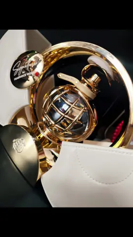 Jaki zapach od arabskiej marki Fragrance World jest najlepszy ?  Signature Pearl bezwzględnie zgrania pierwsze miejsce na podium ! Pokochałaś/eś Guidance Amouage, ale jest poza twoim budżetem? Jeśli tak,to ten post jest dla Ciebie, bo lepszego odpowiednika niż kompozycja od Fragrance World nie znajdziesz. Wiem, że są tez inne, tańsze, ale żaden nawet nie zbliża się to tego co dostajemy w Signature Pearl. Perfumy są przepiękne, obezwładniające, wrecz narkotyczne. Kompozycja świetnie zbledowana, o trwałości dwunastogodzinnej na ciele i to przy maksymalnie czterech psiknięciach. Te perfumy są wręcz ciężkie do zmycia. Myśle, że tak mogłaby pachnieć bogini, to jest ten rodzaj zapachu, który od razu kojarzy się niezwykle luksusowo, dostojnie. Signature Pearl nie szepce, nie jest nieśmiały, o nie ! On odważnie i bezkompromisowo  włada przestrzenią i wypełnia ją całą.  Otwarcie to intensywny miks orzecha laskowego oraz brzoskwini z zadziornym pieprzem i zmysłowym kadzidłem. Następnie wkraczają  jaśmin, róża, kokos i osmantus. Wszystko to podane na bazie z białego piżma, ambry i niezwykle kremowego drzewa sandałowego.  Polecam testować, bo pomimo swej genialności, tak samo jak  Amouage Guidance, nie będą to perfumy dla każdego. Dodam tez, że zapach nabiera głębi i mocy, jak maja to w zwyczaju zapachu arabskie, mój flakon pochodzi z początku roku i niesamowite jest dojrzał i zmienił się na plus od dnia jego zakupu.  🏆🏅🏆🏅🏆🏅🏆🏅🏆🏅🏆🏅🏆🏅🏆🏅🏆🏅🏆🏅🏆🏅🏆🏅🏆🏅🏆🏅🏆🏅 #topperfumes #fragranceworld #amouage #perfumy #perfumyarabskie 
