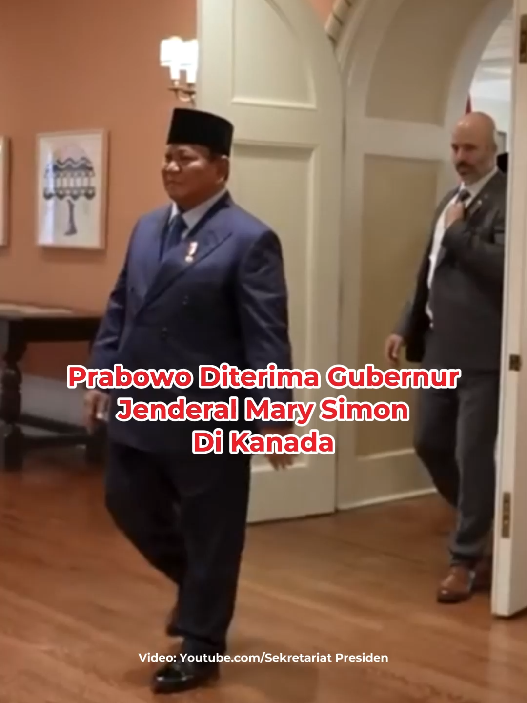 Presiden Prabowo Subianto, melakukan pertemuan bilateral dengan Gubernur Jenderal Kanada, Mary Simon, di Rideau Hall, Ottawa, Rabu (24/9/2025) waktu Setempat. Pertemuan ini merupakan bentuk penghargaan yang menunjukkan eratnya ikatan diplomatik kedua negara. Dalam pembicaraan, Presiden Prabowo dan Gubernur Jenderal Mary menegaskan kembali nilai-nilai yang sama-sama dijunjung oleh Indonesia dan Kanada, yaitu demokrasi, pluralisme, dan multikulturalisme. #IDNTimes #tiktoknews #tiktokberita #IDNTimes_NAI #tiktoktainment #TikTokNews #Viral #IDNTimesNews #PresidenPrabowo #MarySimon #Indonesia #Kanada #ICACEPA #Ottawa