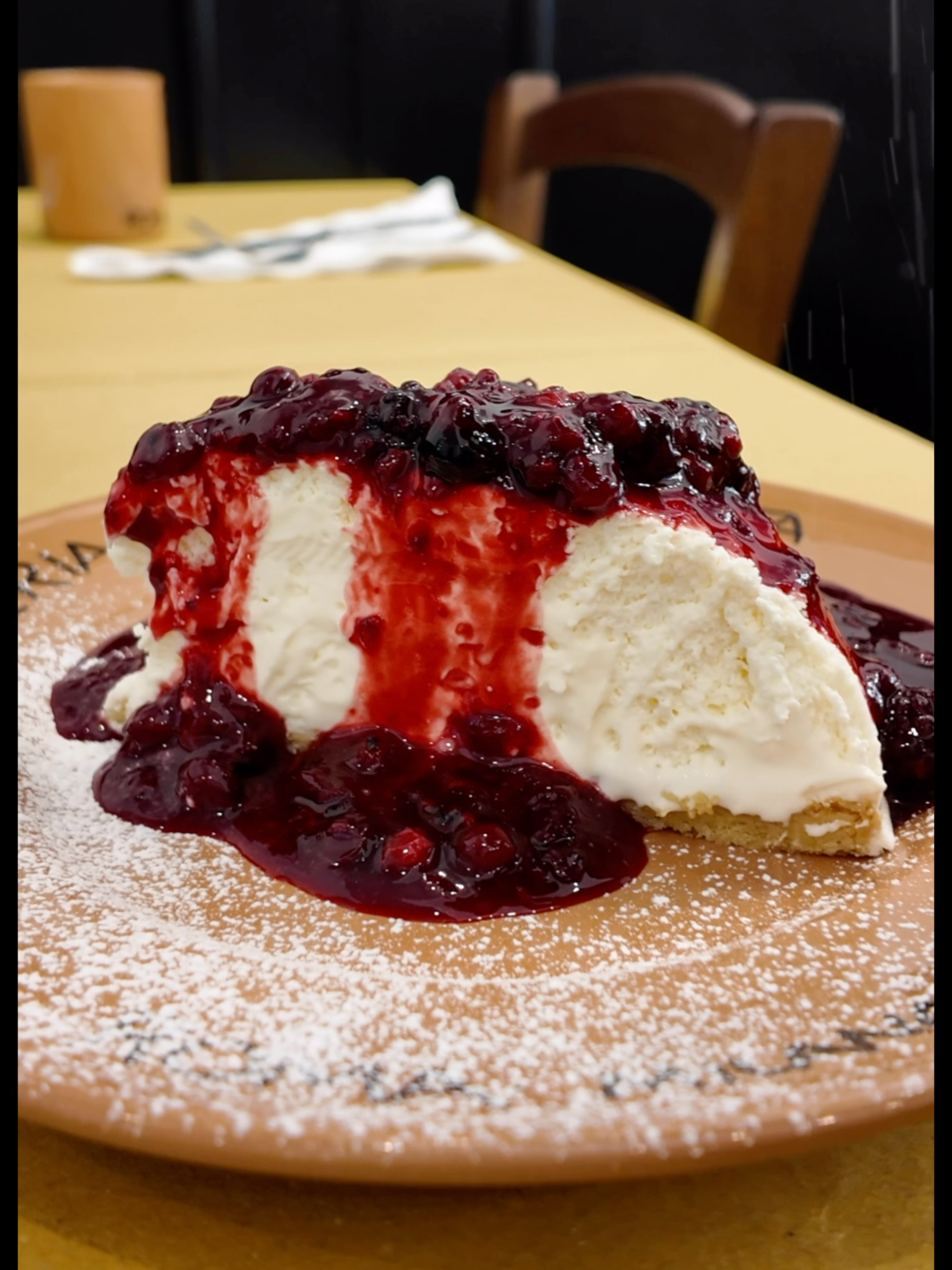 Una fetta che profuma di dolcezza 🫶 La nostra cheesecake, cremosa e irresistibile, è la coccola perfetta dopo un piatto di pasta della tradizione. #foodtok #cheesecake #desserttok #italiandessert #sweetlover #foodexperience