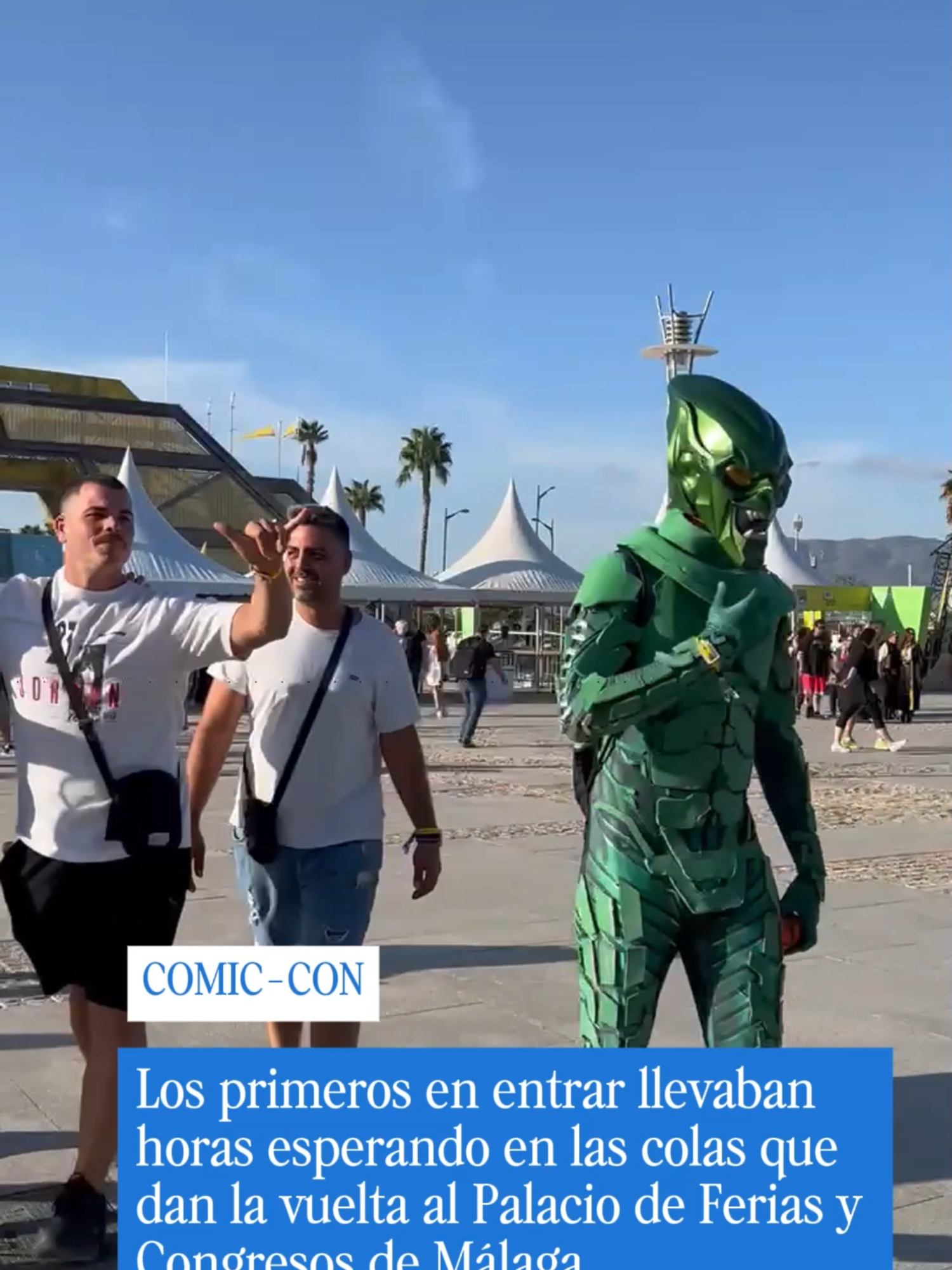 🦹‍♀️Momento de apertura de puertas de la Comic-Con de Málaga a las 9:45h 🦸Los primeros en entrar llevaban horas esperando en las colas que dan la vuelta al @fycmaes