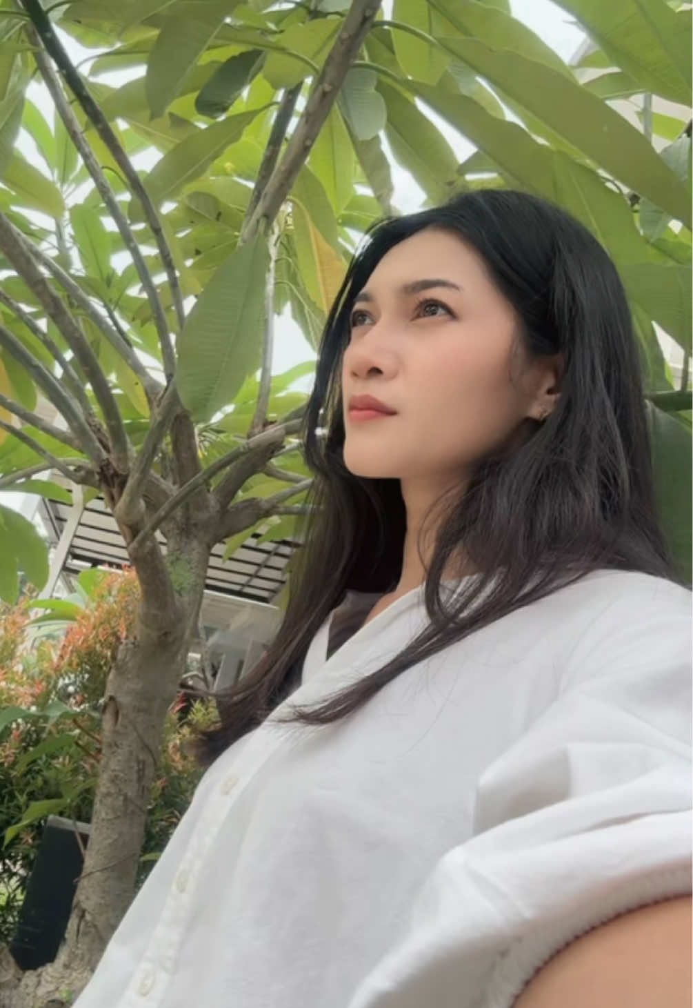 🗿: “hapus makeup = kusem” Me: hapus makeup pake Elumor → glowing natural muncul ✨ #OneSwipeGlow #ElumorWithU #ShineWithConfidence 