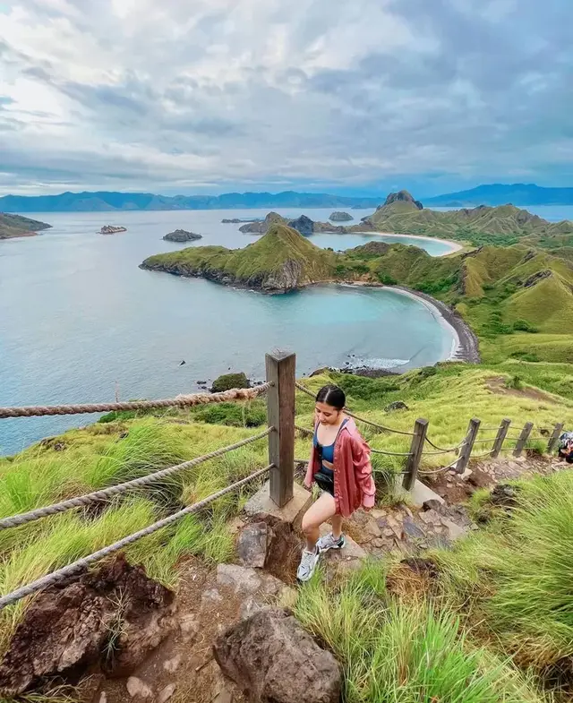 Labuan Bajo _the last paradise on earth_ (surga terakhir di bumi) yang harus dijaga dan dirawat keindahannya.  Apakah Anda siap untuk memulai perjalanan seru melalui destinasi Labuan Bajo yang paling memikat dan diminati? Menjelajahi Labuan Bajo yang juga dijuluki sebagai ‘Kota 1000 Sunset’ ini adalah bagaikan melangkah ke dalam mimpi di mana warisan budaya yang kaya, pemandangan yang menakjubkan dan berbagai aktivitas menanti para pelancong yang mencari pengalaman tak terlupakan! #labuanbajo  #labuanbajotrip #labuanbajoflores #labuanbajoisland #labuanbajoinfo   ➖➖➖➖➖➖➖➖➖➖➖➖➖ Source📷: (Ist)